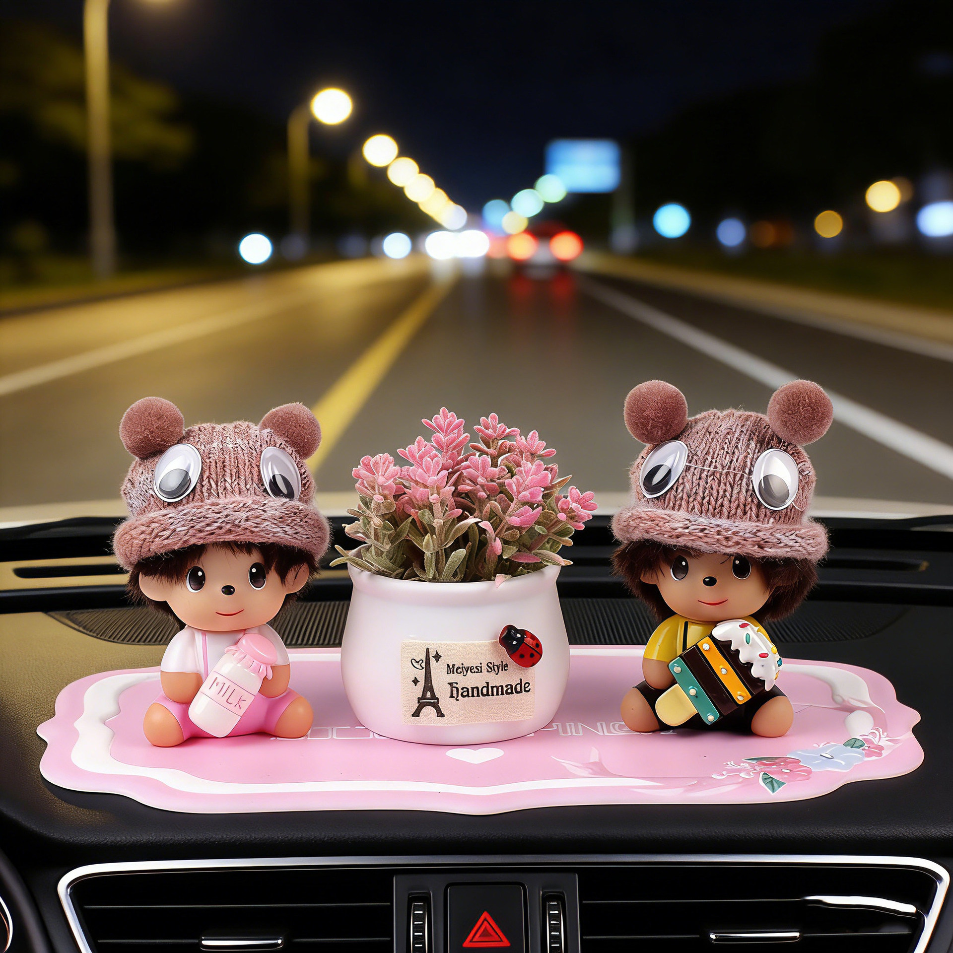 2025 adornos interiores de automóviles de dibujos animados adorables consola central de automóviles en línea Monchichi adornos creativos para automóviles