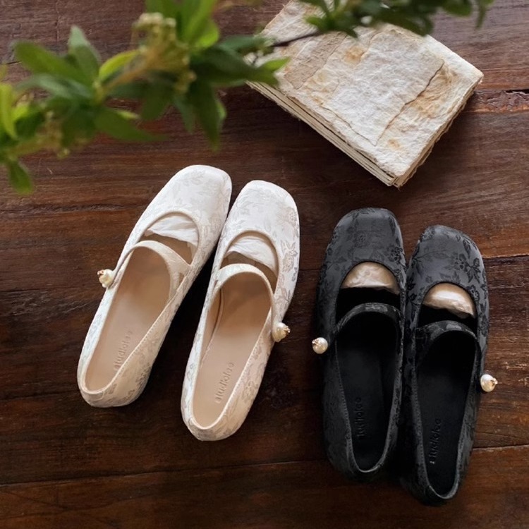 Versión de piel de oveja ~ Guofeng nuevos zapatos de estilo chino para mujer con falda jacquard de satén de perlas con cabeza cuadrada zapatos Mary Jane