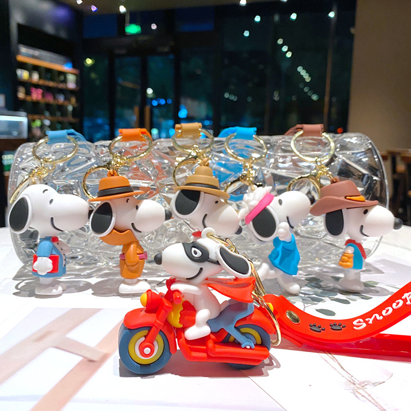 New Snoopy Charlie keychain cartoon car key chain cute bag pendant epoxy doll small gift