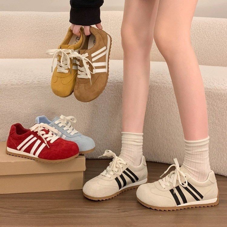 Zapatos de entrenamiento retro rojo coreano 2026 nuevos zapatos de mujer de verano con suela gruesa de estilo de escuela zapatos de skate casuales