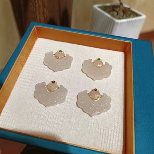 Jin Yutang Xinjiang Hetian Jade Lotus Root Starch Conformal Lock 18k Heavy Gold Inlaid with a Lock to Send Peace Structure Delicate Shape