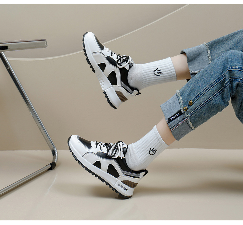 Version coréenne Instagram des petites chaussures blanches pour femmes au printemps 2024. Cette chaussure de conseil d'étudiant est une chaussure décontractée à semelle épaisse pour photo de rue_voghion.com