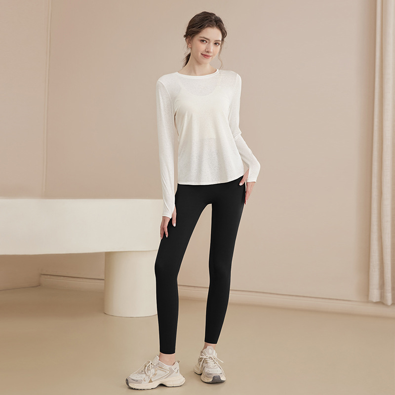 Top branco + calça preta / S