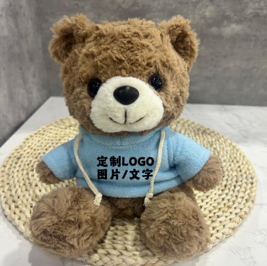 Los juguetes de peluche lindos se pueden combinar con logotipos impresos para enviar muñecas de muebles a amigos y vecinos.