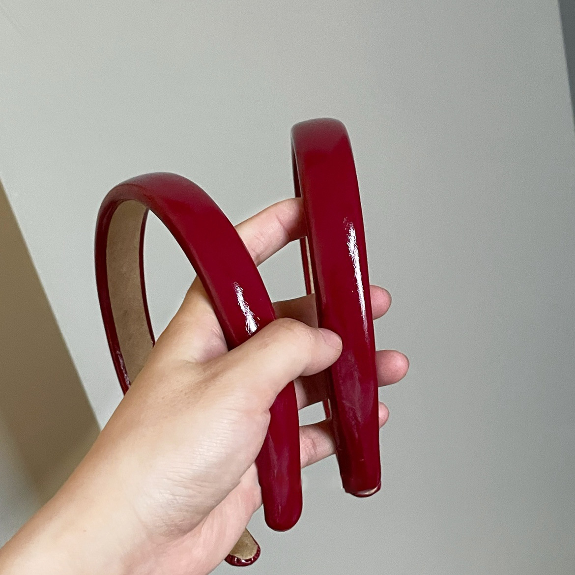 White King ~ patent leather red high saturation leather surface wine red Western style high-grade hair band female birth year hair accessories_voghion.com