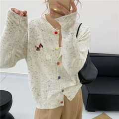 デザイン感カラーボタン丸首セーターコート女性秋の新型減齢アニメ刺繍ソフトモチモチニットカーディガン