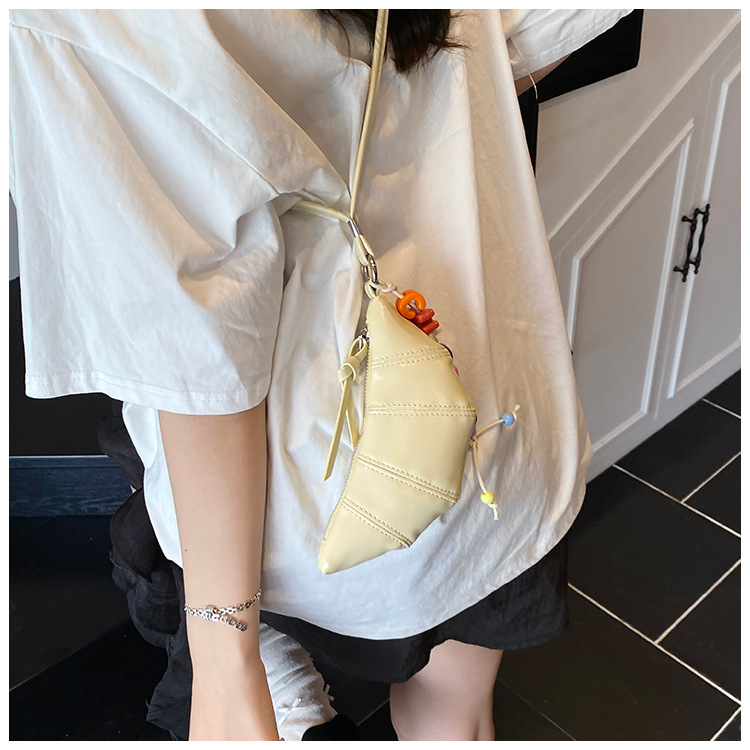 The cute horn bag with a niche neckline design is fashionable and trendy. The mini crossbody bag is in a solid color, simple and elegant with a high-end texture undefined