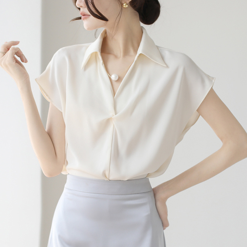 French Niche Style Short-Sleeved Shirt for Women 2025 Summer Twisted Pearl Chain Design Professional Work Clothing Top