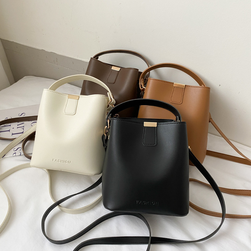 Bolsos pequeños de moda de primavera para mujer 2021 nueva moda coreana simple color sólido moda mensajero bolso de cubo portátil de un solo hombro