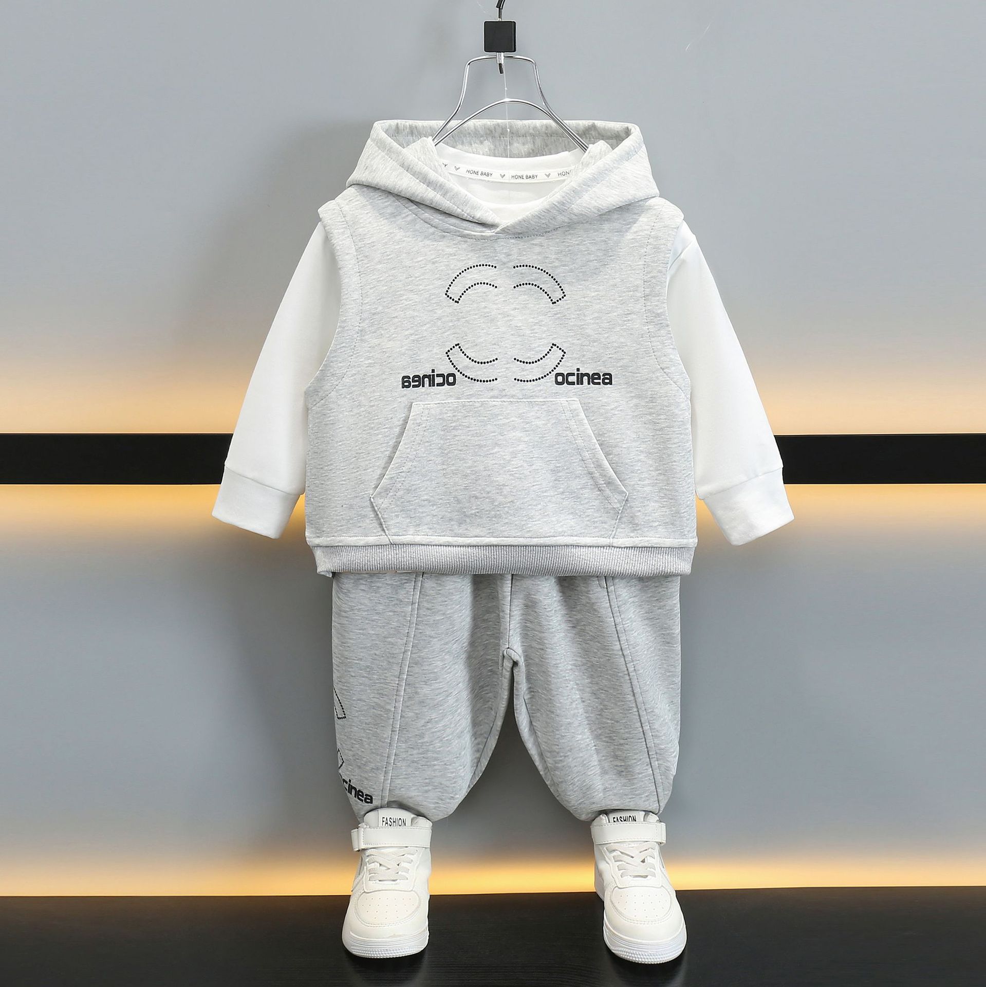 6227 Traje de suéter de estilo occidental de otoño para niños Traje de tres piezas de deportes de primavera y otoño para niños 2025 Nuevo chaleco de bebé para hombres