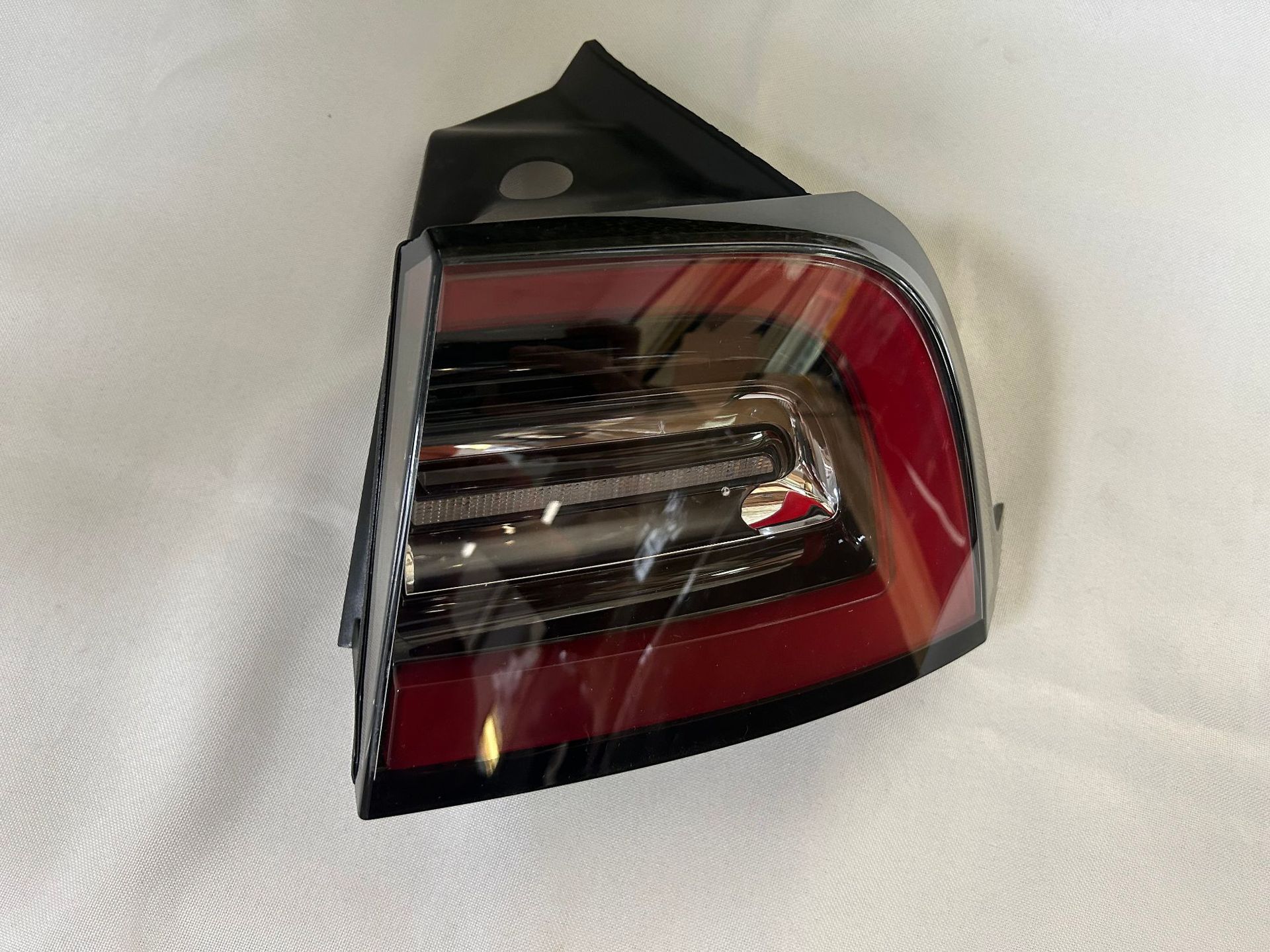 Suitable for Tesla accessories 21-23 Model3/Y outer taillight 1502086-00-D 1502087-00