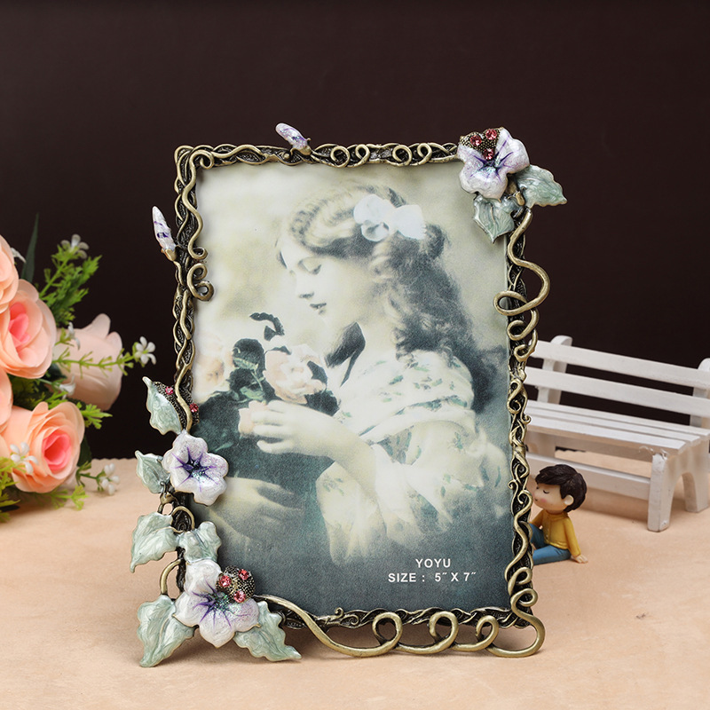 Fashionable European-style retro metal photo frame table, family ornaments decorative embellished photo frame