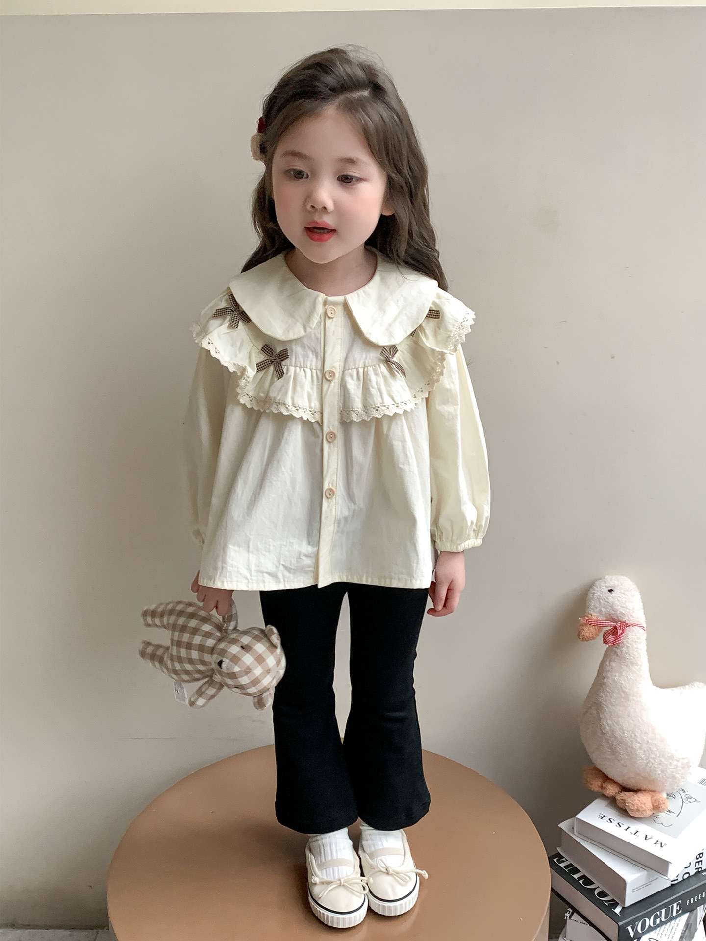 Camisas de otoño de niñas 2025 nueva moda de arco de arco de muñeca infantil camisa de cuello de primavera y otoño chaqueta de bebé femenina