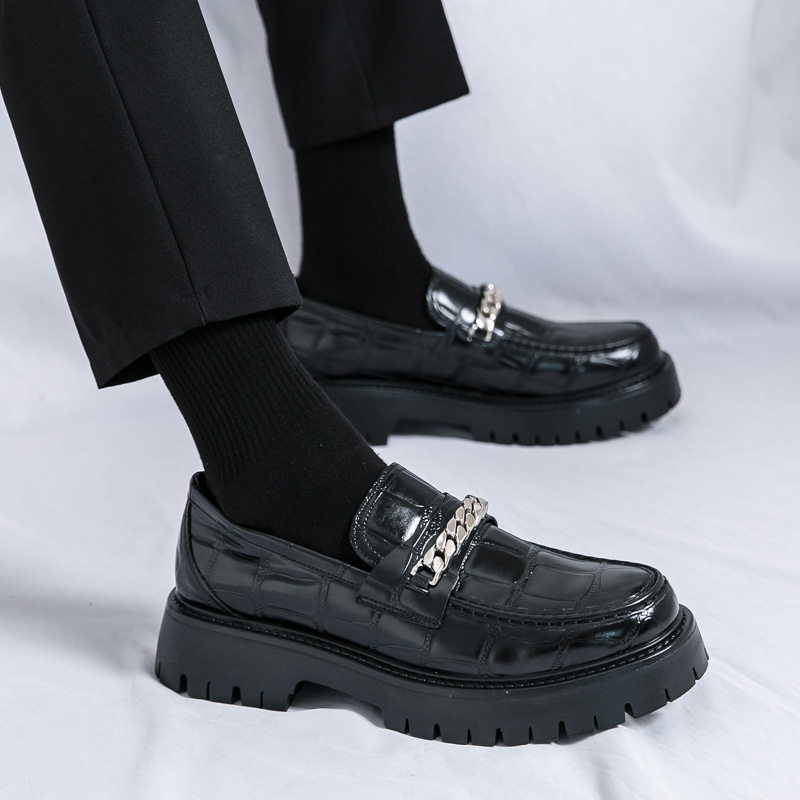 Nuevo estilo transfronterizo Four Seasons Zapatos Lefu de un pie Zapatos de aumento de altura de suela gruesa Zapatos de cuero de estilo británico casuales para hombres de moda negra
