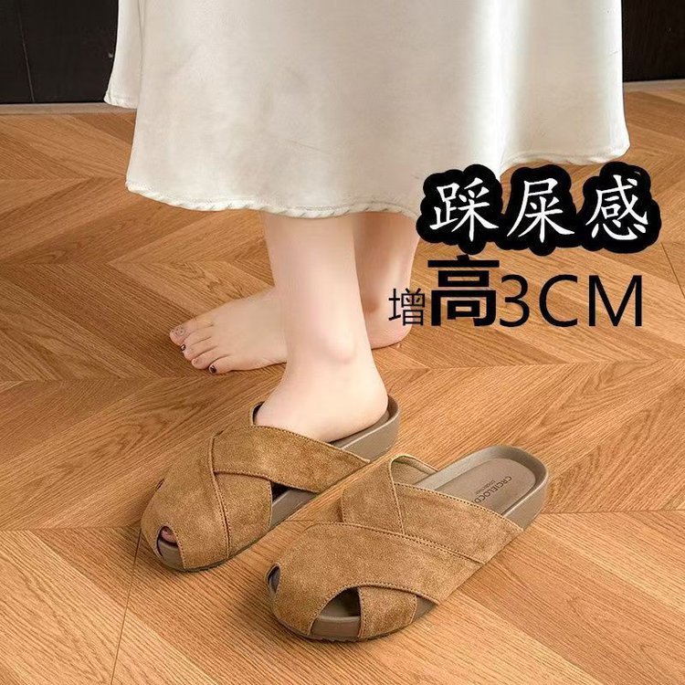 Zapatillas de verano 2026 nuevas zapatillas mueller con cinturón cruzado con boquilla de pez pisar la sensación de excremento suave de mitad de altura zapatillas de mujer