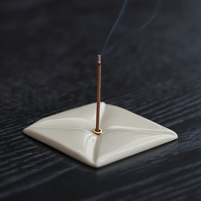 Квадратная вставка из травы и пепел для благовоний