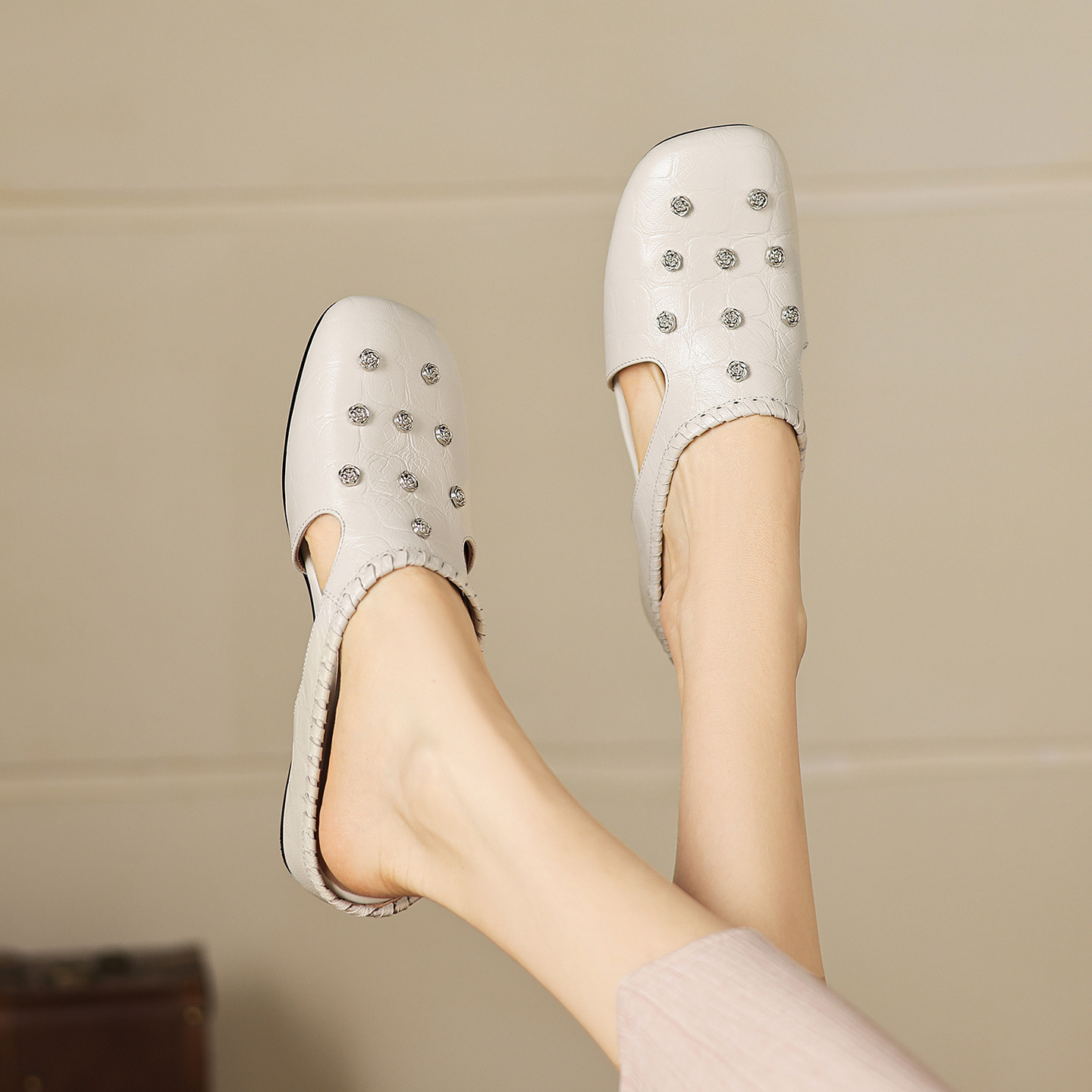 Sandal nữ hở mũi gót thấp da cừu vân đá, hoa đính mũi — đen