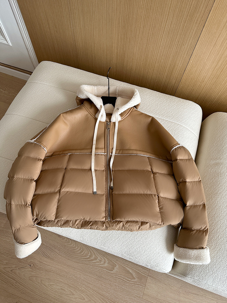 Europees klein donsjack voor dames korte stijl stiksels contrasterende kleur pu leer licht luxe high-end losse trui 2024 nieuwe winter_voghion.com
