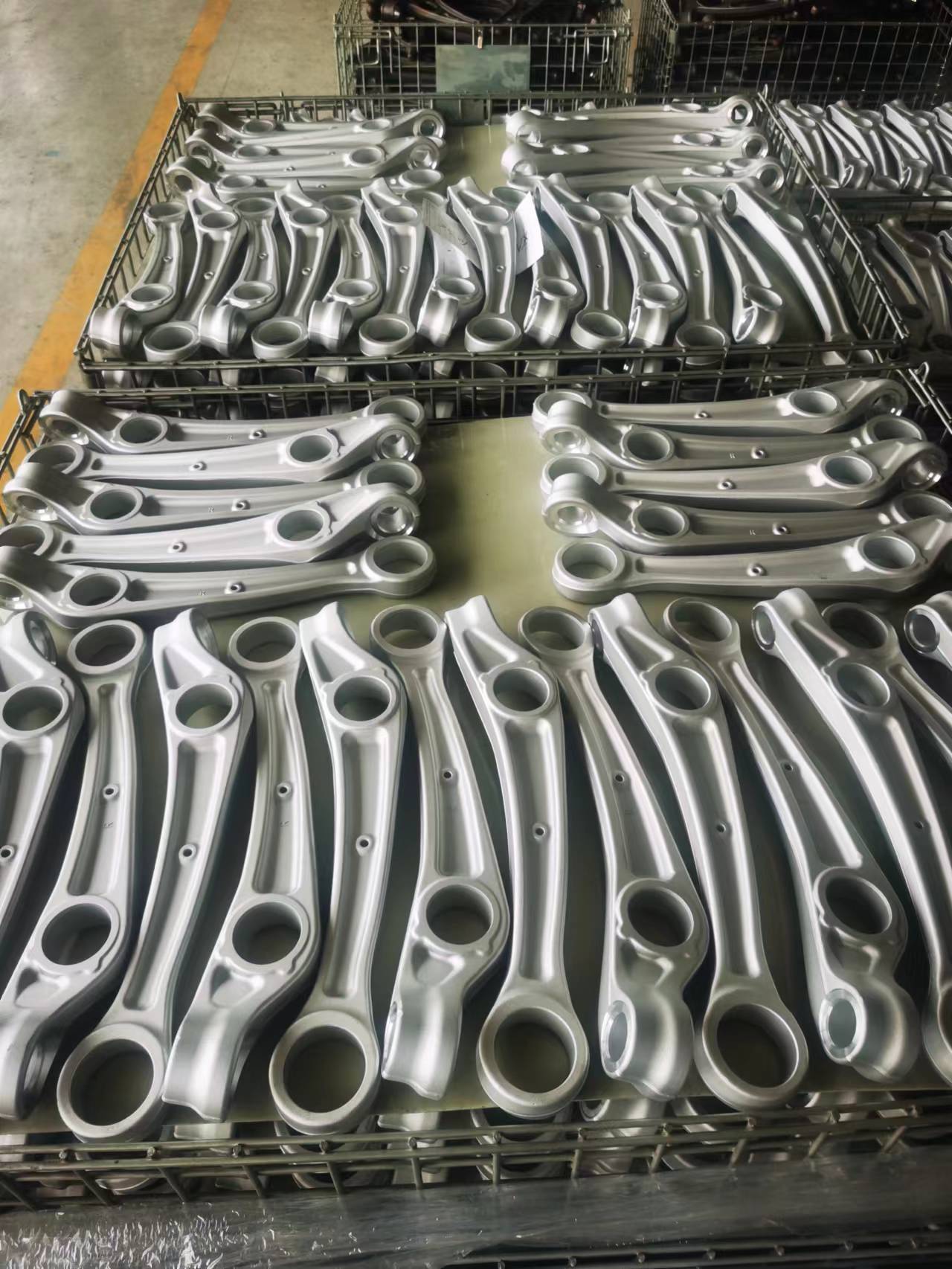 Factory in stock suitable for Audi AUQIQ7 control arm 7L040721 lower bend suspension straight arm 7L8407152