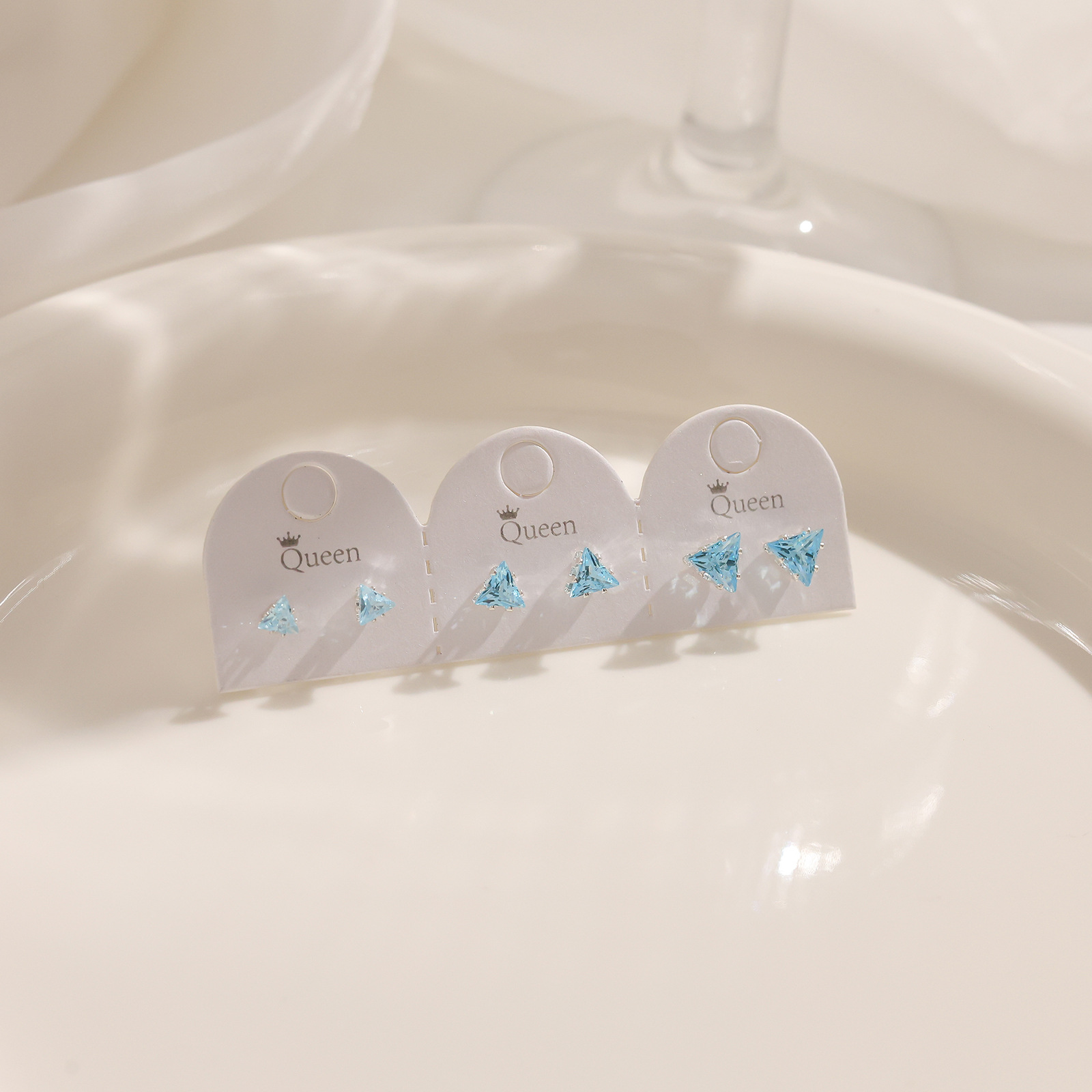 Juego de pendientes de aguja plateados, sencillos y compactos para mujer, pendientes geométricos en forma de corazón, bonitos, dulces y versátiles, venta al por mayor para puestos de mercado