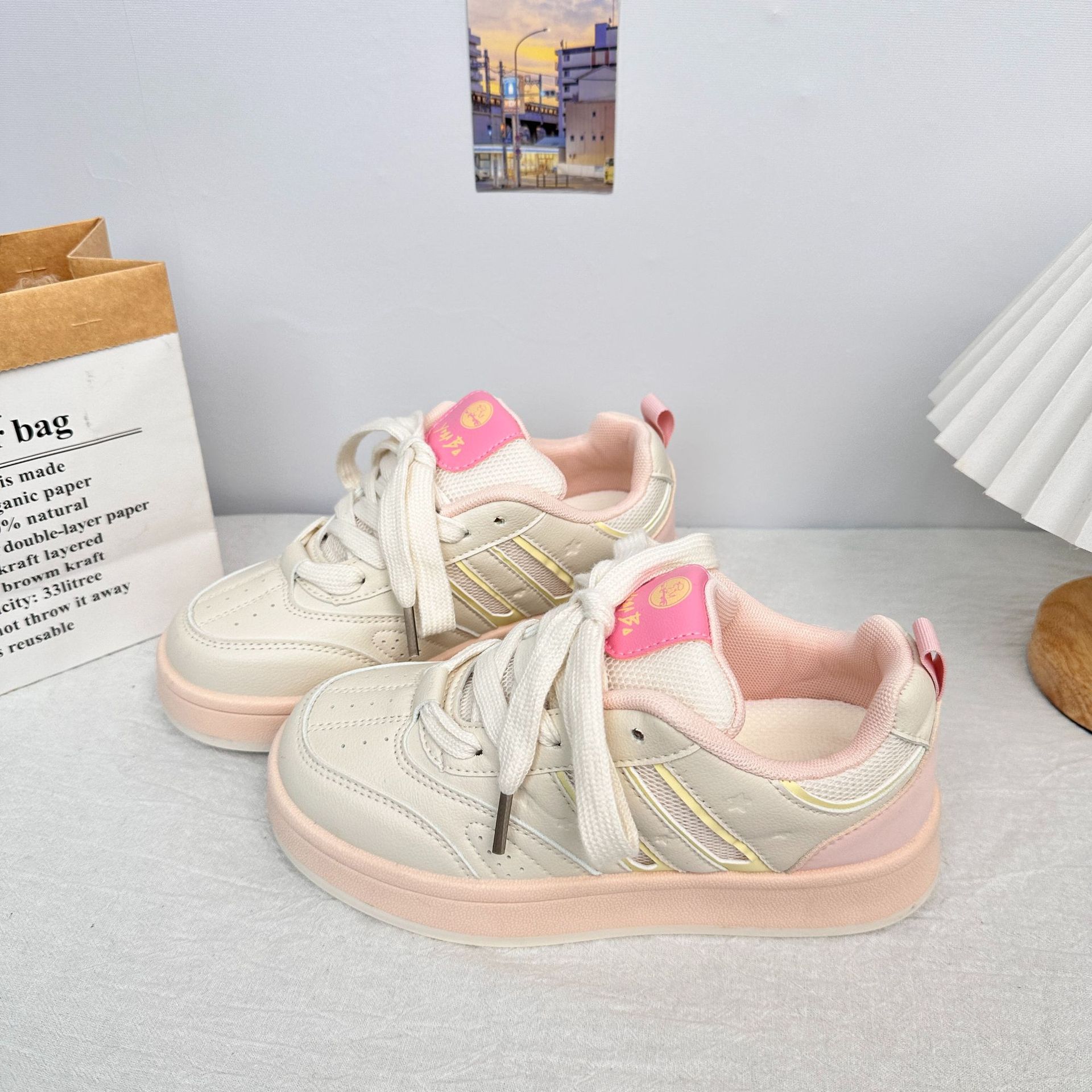Yuanbo versión coreana de zapatos de pan de color caramelo para mujer 2025 primavera nuevas zapatillas deportivas retro zapatos blancos de moda para el cabello