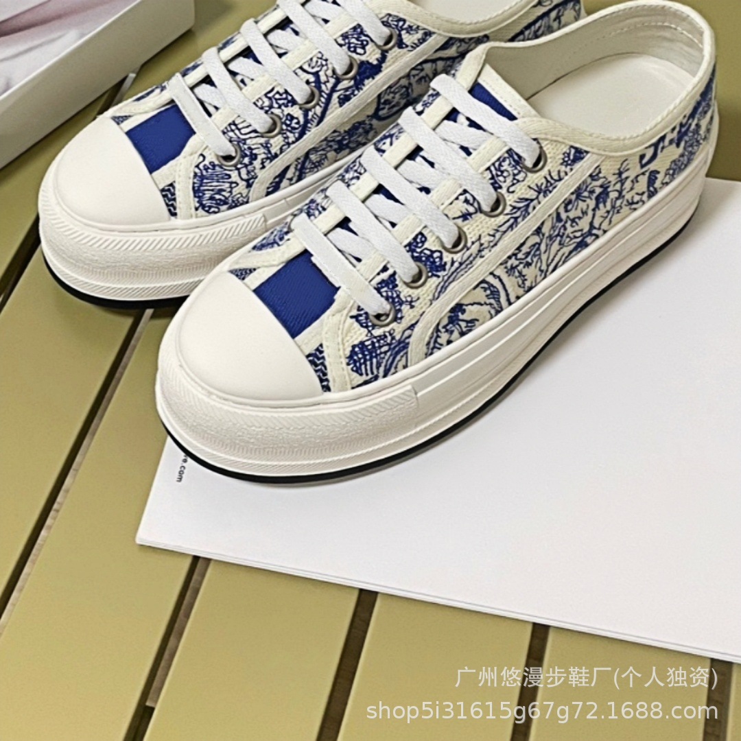 Zapatillas de lona retro con bordado de la marca D, novedad 2026, zapatillas casuales de moda, versátiles, para parejas, con suela gruesa, blancas.