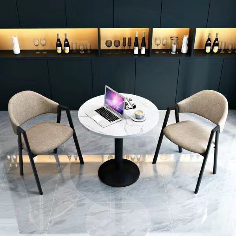 카키색 60라운드 테이블 1개와 의자 2개