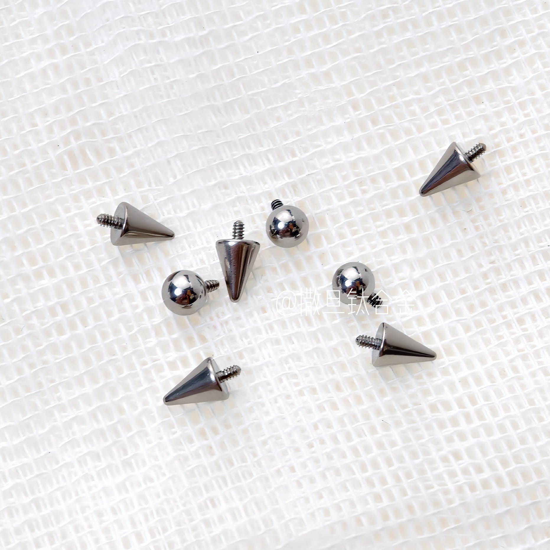 16G labret stud size and finish detail