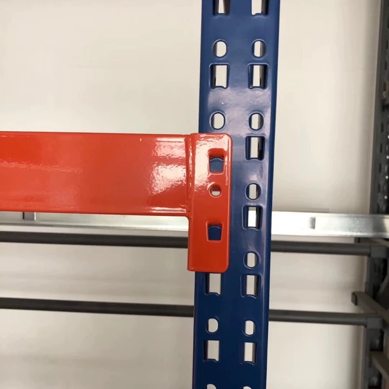 작은 사각형 구멍