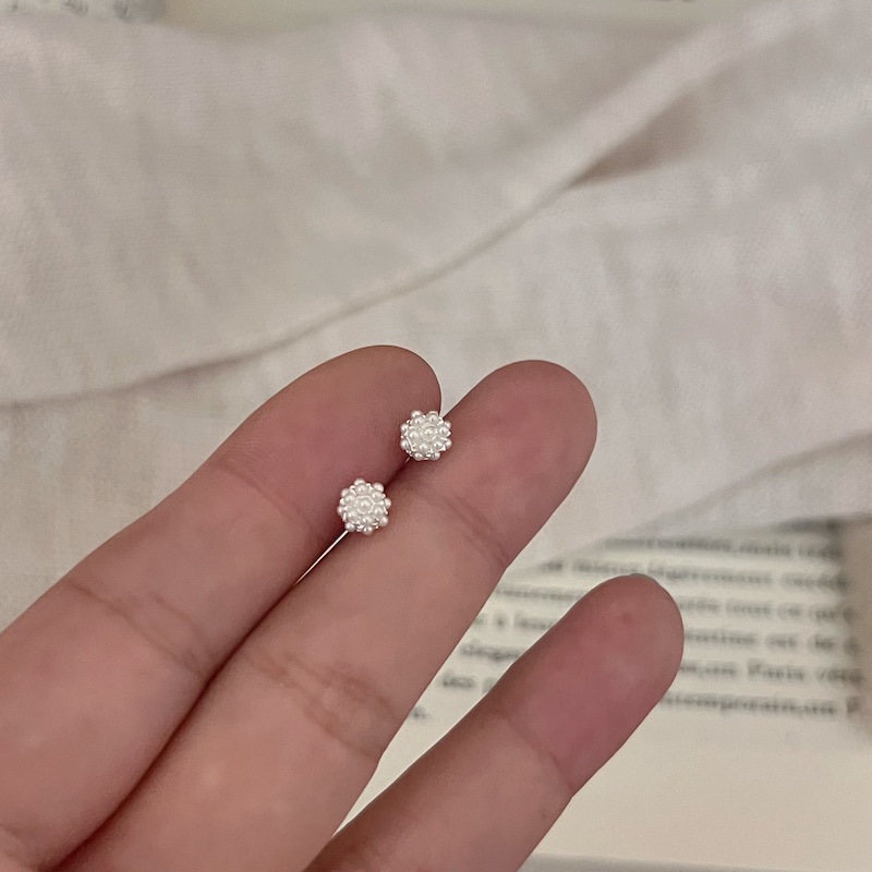 A pair of pearl buds