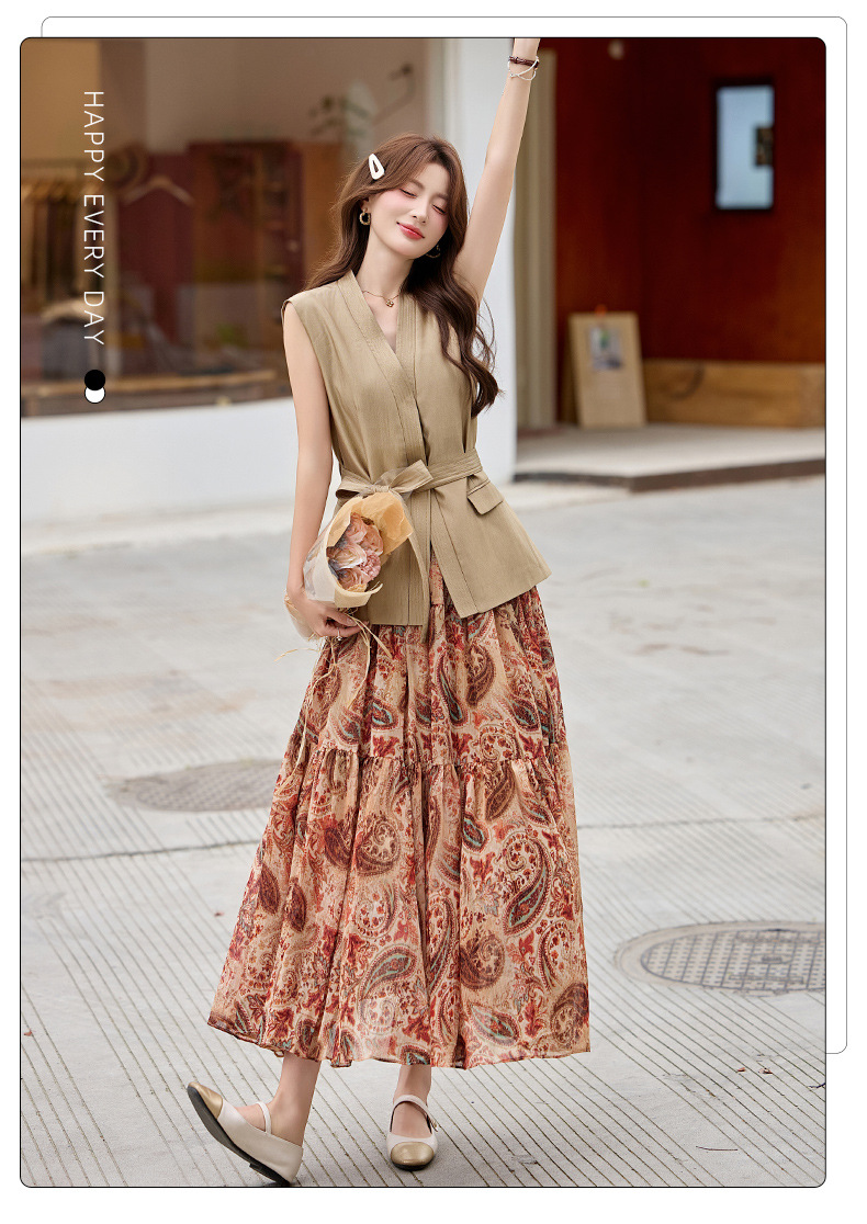 Bộ váy hai mảnh gồm áo vest không tay cổ V và chân váy midi họa tiết hoa, phong cách kỳ nghỉ — màu trắng, màu kaki, màu cà phê chi tiết 2