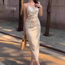 碎花吊带连衣裙女修身显瘦复古纯欲风性感露背中长包臀裙2025新款