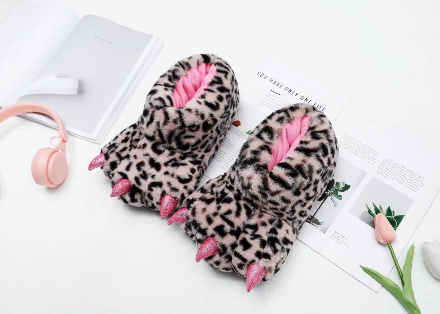 2023 Otoño e Invierno nuevos zapatos de garra de dibujos animados de terciopelo súper suave engrosada cómoda felpa de algodón zapatillas de gran tamaño zapatos