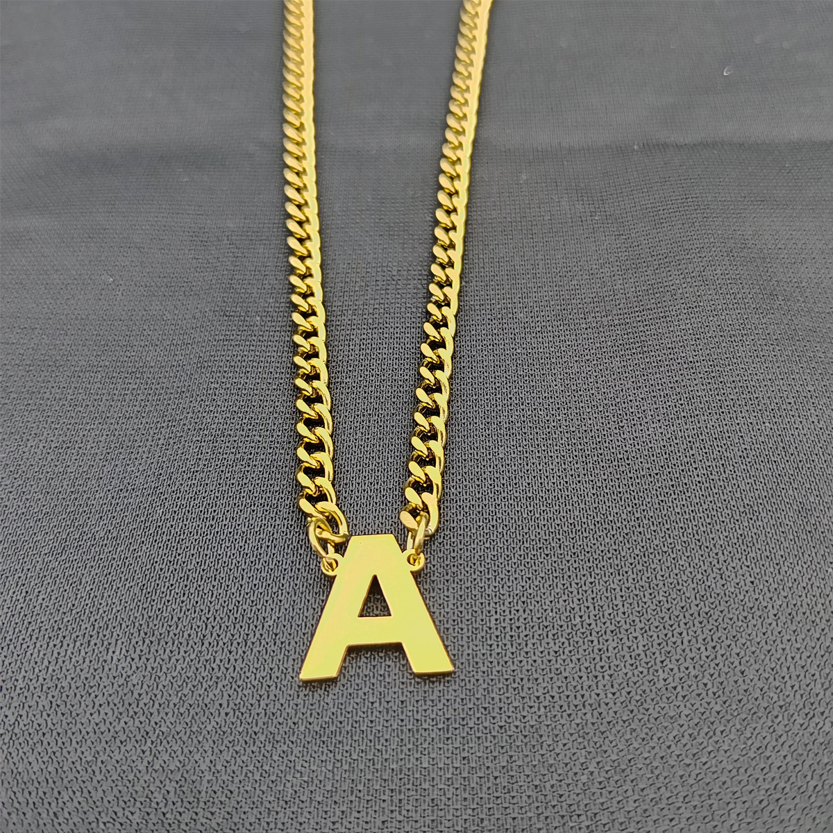 Collar de cadena cubana de acero inoxidable estilo hip-hop con apellidos europeos y americanos, colgante de letra mayúscula de oro de 18K con 26 letras.
