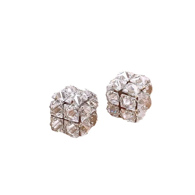 Cubic Zirconia And Pearl Stud Earrings For Everyday Elegance_voghion.com