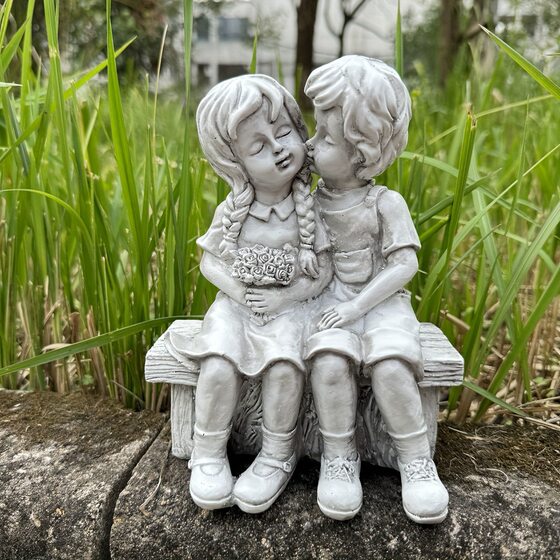 Cross-border New Little Boy Kissing Little Girl Resin Statue Ornaments Desktop Decoration Valentine's Day Gift Craft