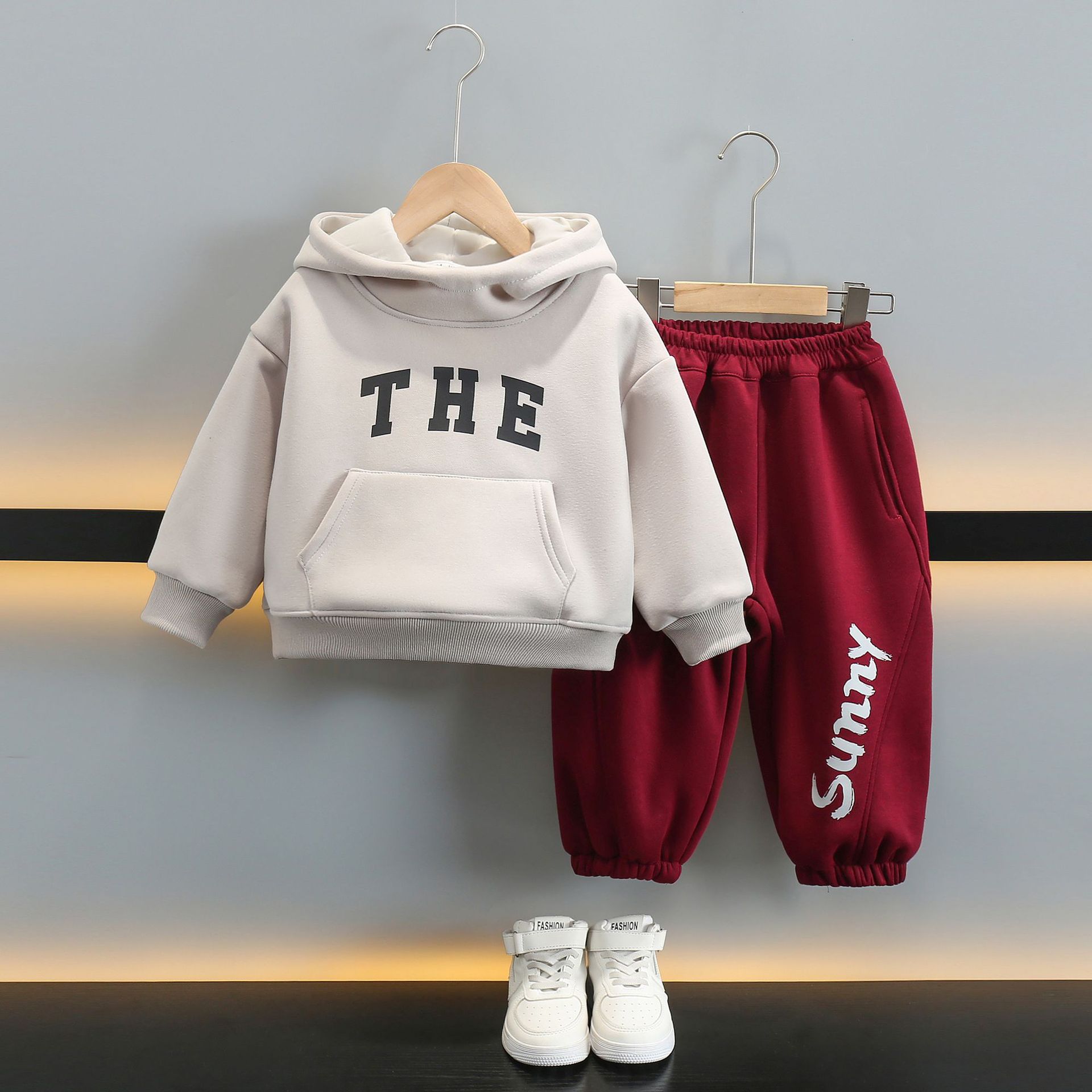 6752 Traje de vellón todo en uno para niños Otoño e invierno 2025 Nuevo estilo de invierno para niños Suéter con capucha más terciopelo de dos piezas de invierno