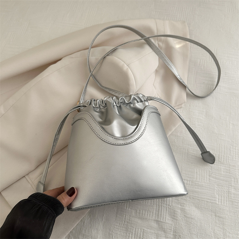 Textura retro bolso de nicho de diseño para mujeres 2024 nuevo estilo de moda moda bolso de hombro de moda bolso de cubo debajo de las axilas