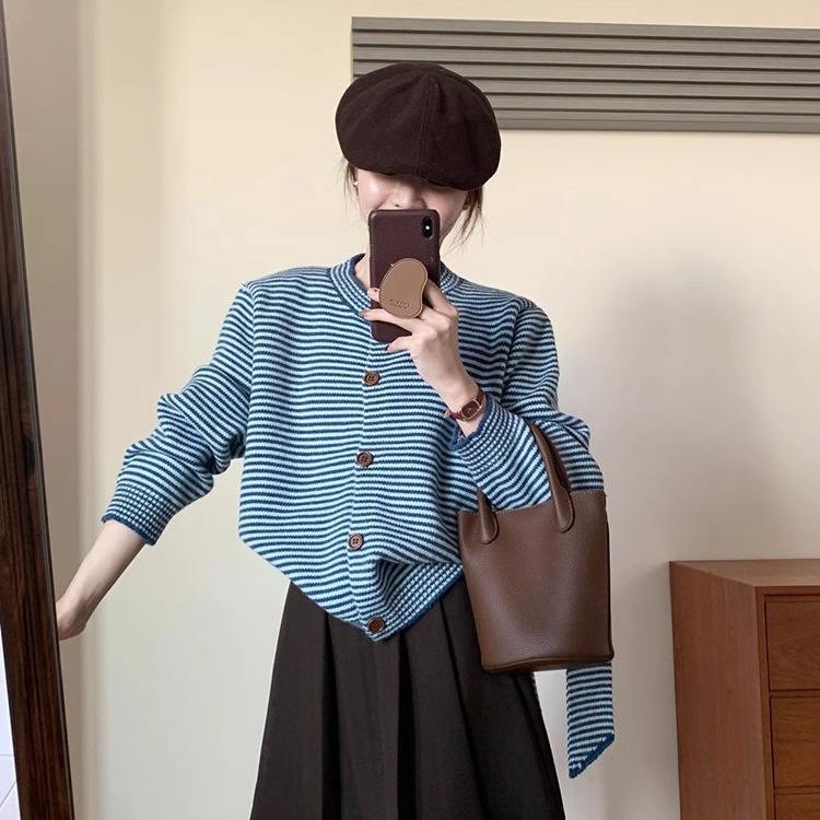 韓国系の青いストライプのカーディガンのセーターのコートの女性の秋冬の優しくて怠惰な風がゆったりしています。|undefined