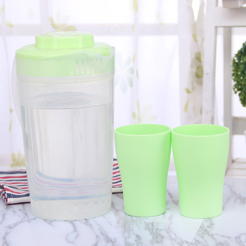 녹색 냄비와 컵 2개