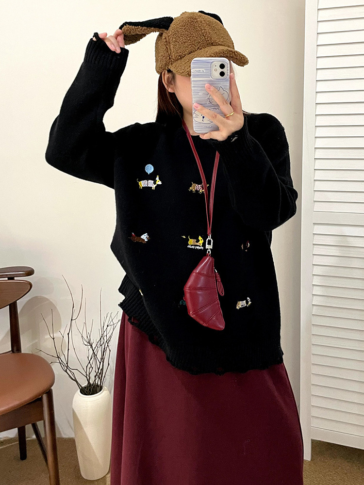 Large-sized embroidered puppy sweater for women, loose and laid-back knitted sweater for winter 2025, casual top for chubby girls 23258