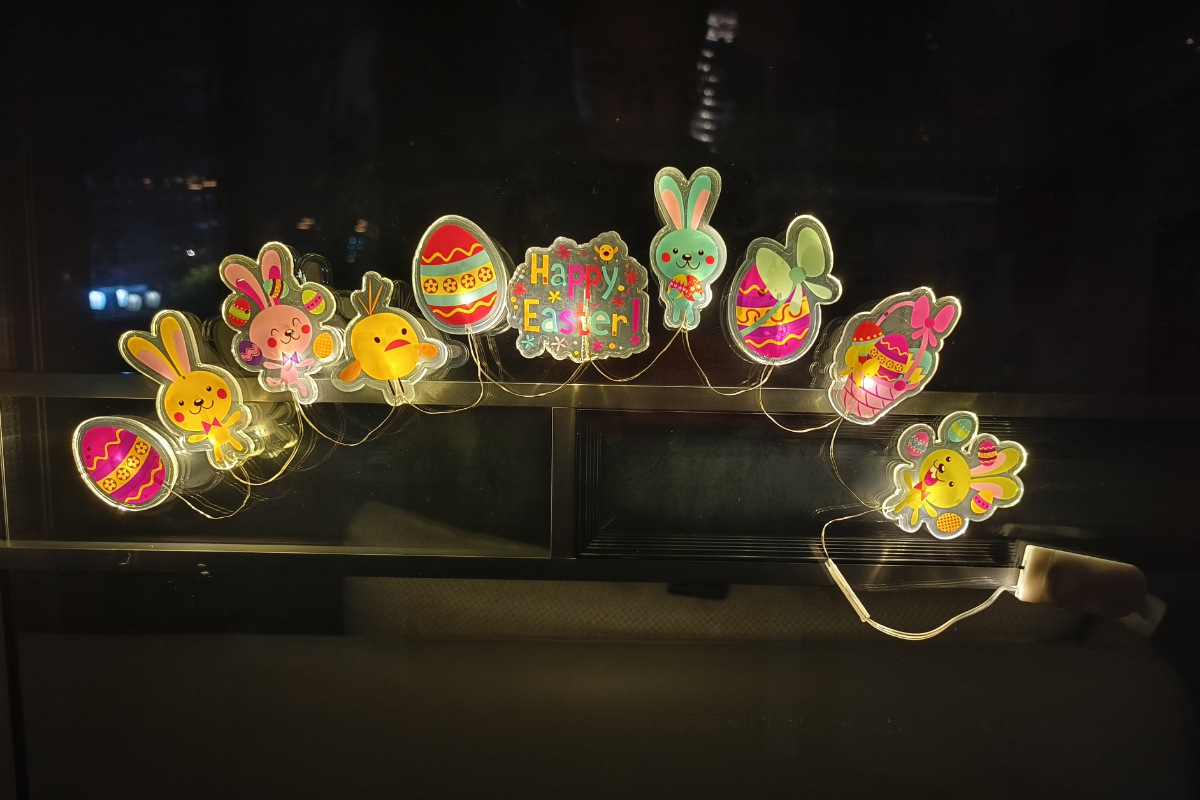 Huevo de conejo de dibujos animados de Pascua lindo pegatinas de ventana con luces LED se puede encender pegatinas de ventana elfo pegatinas estáticas