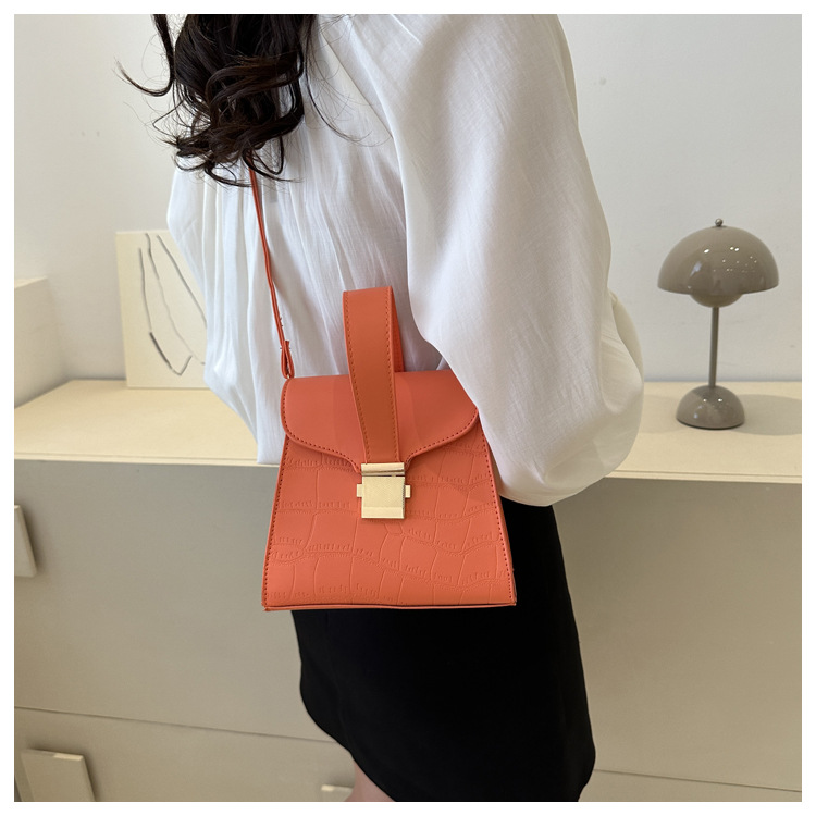 Women's Medium Pu Leather Solid Color Classic Style Flip Cover Crossbody Bag display picture 10