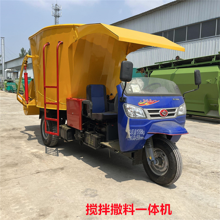养殖牛羊饲料喂料车3立方电动撒料车干湿两用饲草投料机