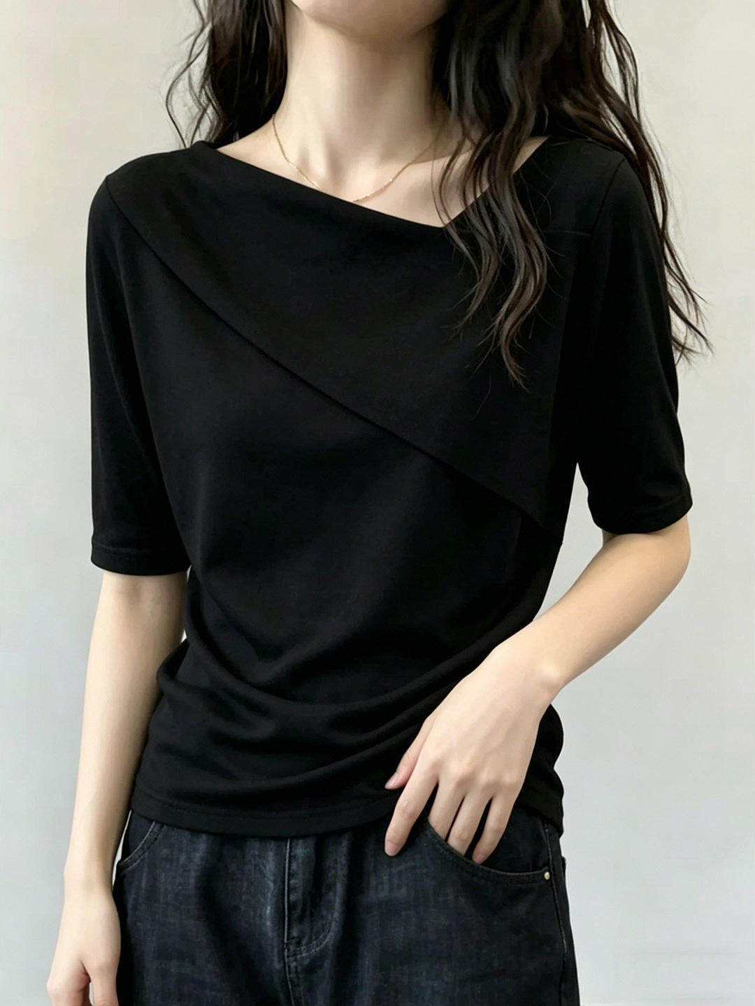 Áo thun nữ tay ngắn cổ lệch sợi mát lạnh phối màu nâu kem form rộng — màu đen
