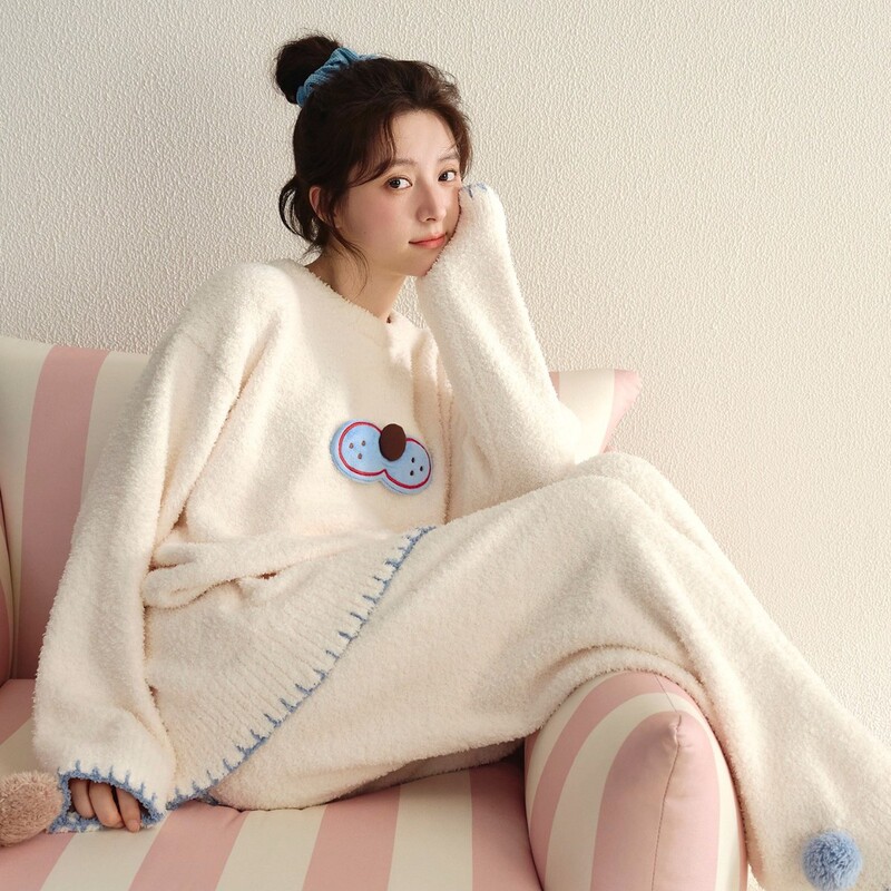 Wholesale Soft Plush Half-Velvet Pajamas for Women, Autumn and Winter Style, Pullover Long-Sleeve Long Pants, Can Be Worn Outside, Warm Set Wholesale Soft Plush Half-Velvet Pajamas for Women, Autumn and Winter Style, Pullover Long-Sleeve Long Pants, Can Be Worn Outside, Warm Set