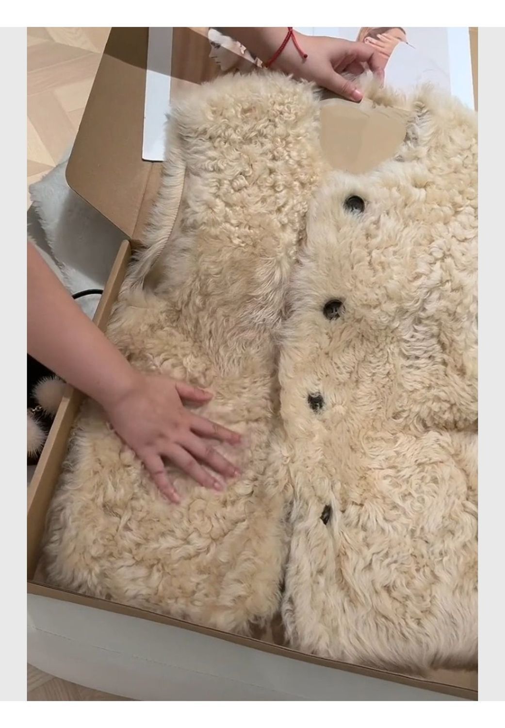 Áo vest nữ không tay cổ tròn giả lông cừu phối lông thú, dáng gile khoác ngoài — Trắng, màu lúa mì, quả mơ — 10/12