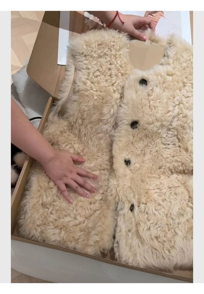 Áo vest nữ không tay cổ tròn giả lông cừu phối lông thú, dáng gile khoác ngoài — Trắng, màu lúa mì, quả mơ chi tiết 4