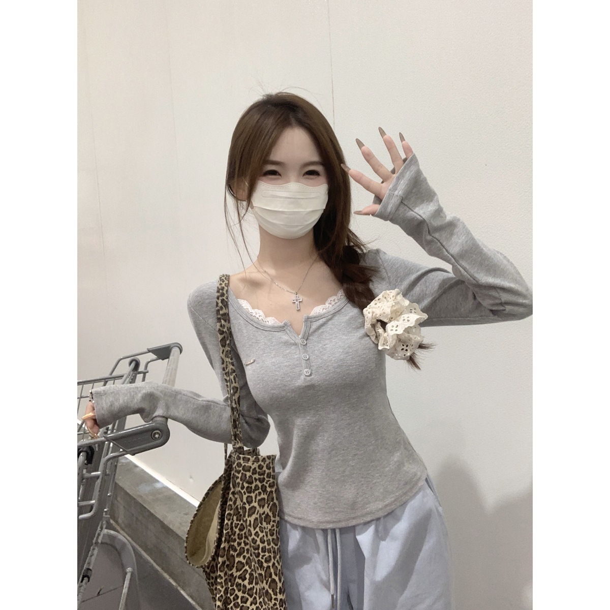 진짜 진짜 가격 가을과 겨울 한국 순수 레이스 스티칭 반 오픈 칼라 버튼 디자인 긴 소매 티셔츠 내부 재킷