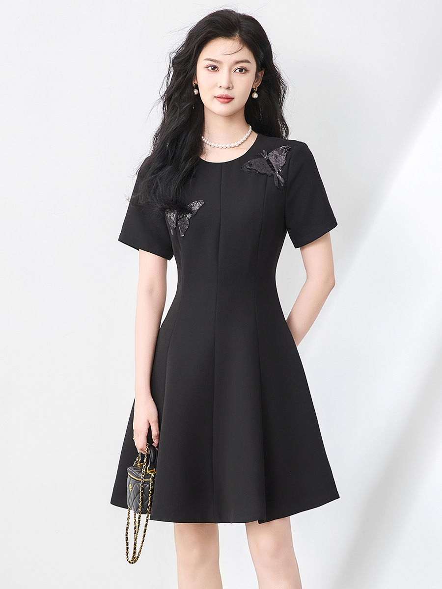 Váy liền tay ngắn cổ tròn đính sequin nặng, thắt eo, phong cách quý phái — Màu đen